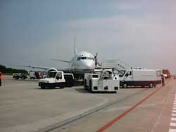 L'avion de ligne Boeing 737 en escale